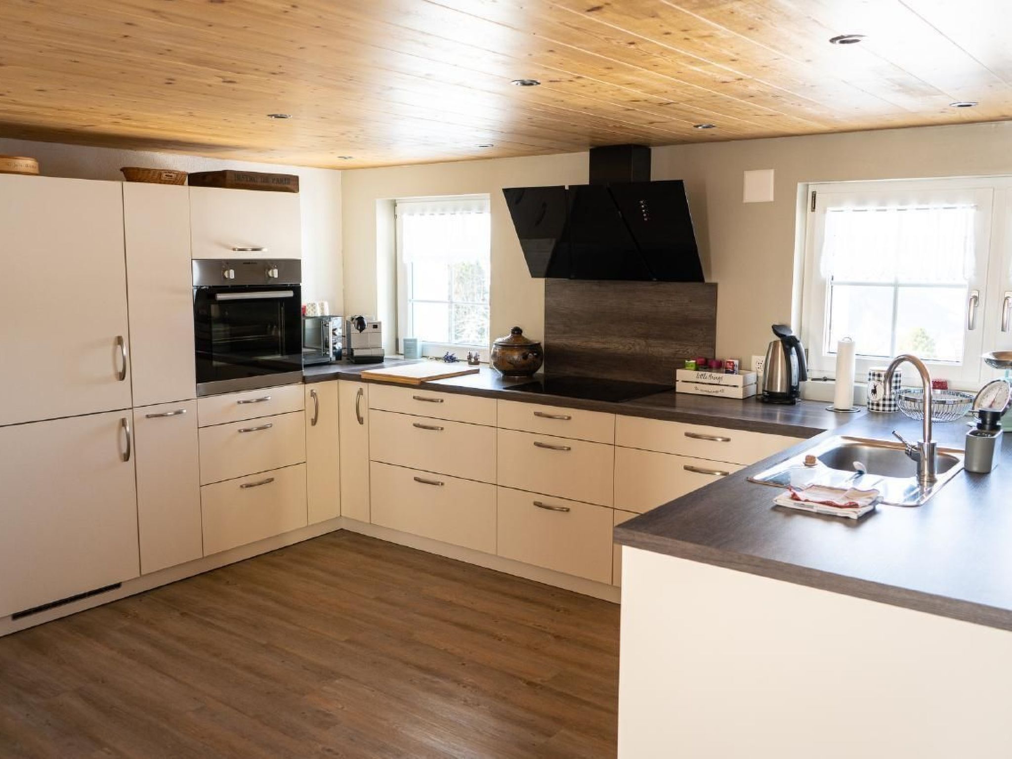 Kühlschrank, Mikrowelle, Ofen, Geschirrspüler