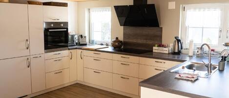 Kühlschrank, Mikrowelle, Ofen, Geschirrspüler