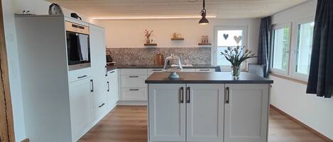 Refrigerador, horno, utensilios de cocina