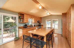 Fridge, microwave, oven, stovetop - Your Spacious Escape: Creek, Pool, Hot Tub, Sauna in Enchanting Grass Valley (Grass Valley)