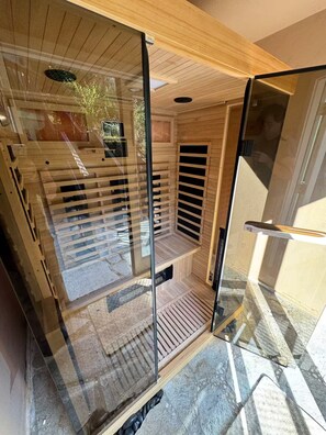 Sauna - Your Spacious Escape: Creek, Pool, Hot Tub, Sauna in Enchanting Grass Valley (Grass Valley)
