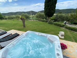 Tina de hidromasaje al aire libre