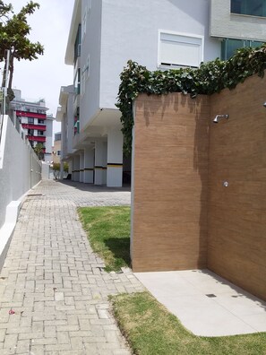 Property grounds - Apartment with direct access to the sea on Ingleses beach. (florianopolis)