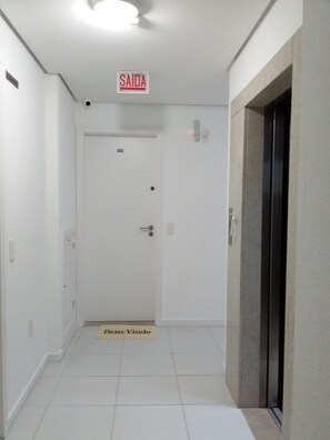 Interior - Apartment with direct access to the sea on Ingleses beach. (florianopolis)