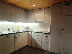 Réfrigérateur, four, lave-vaisselle