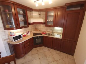 Fridge, oven, dishwasher, cookware/dishes/utensils - in Selce mit privatem Parkplatz by Interhome (Selce)