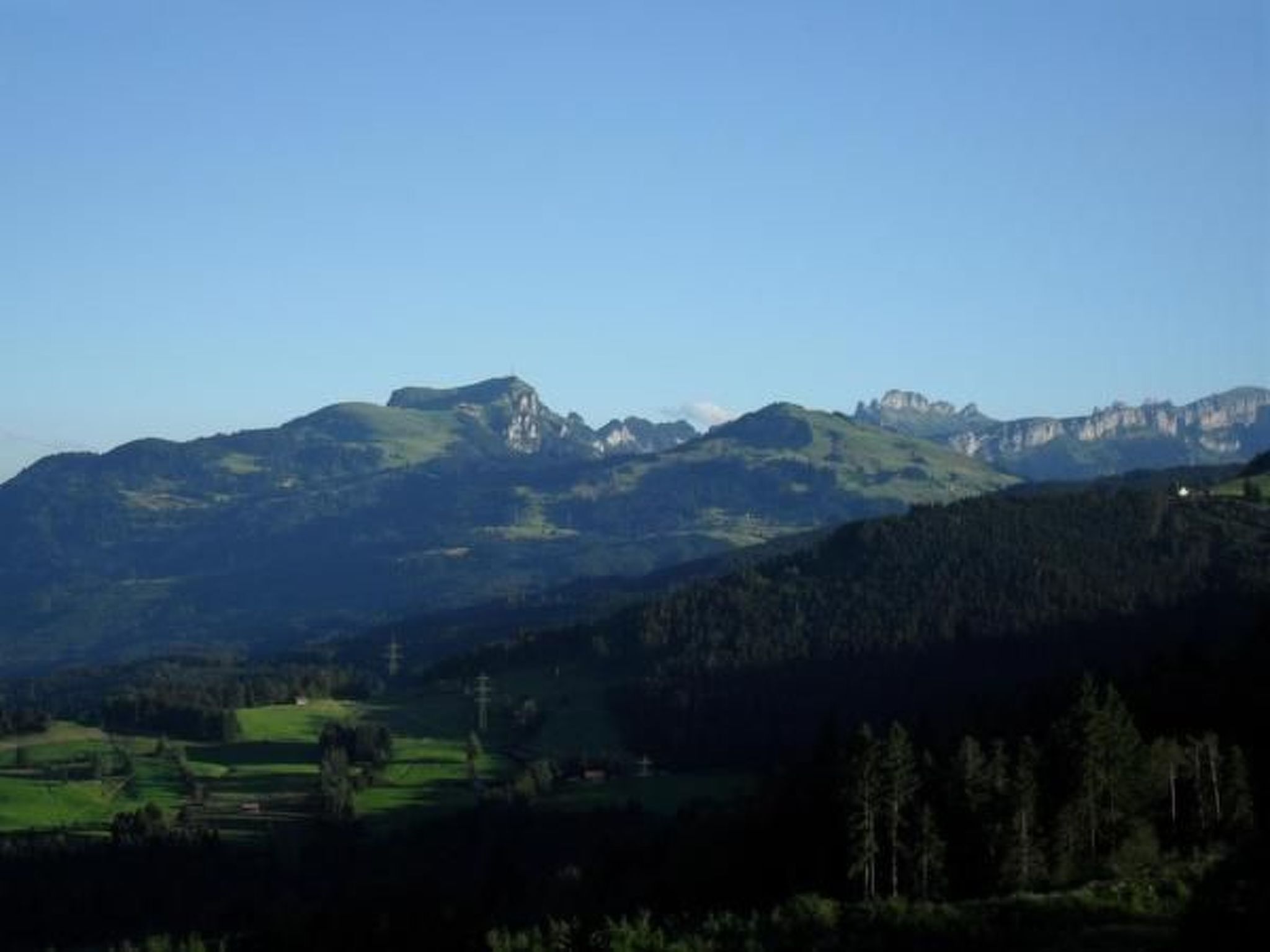 Un paisaje montañoso con cielo despejado.