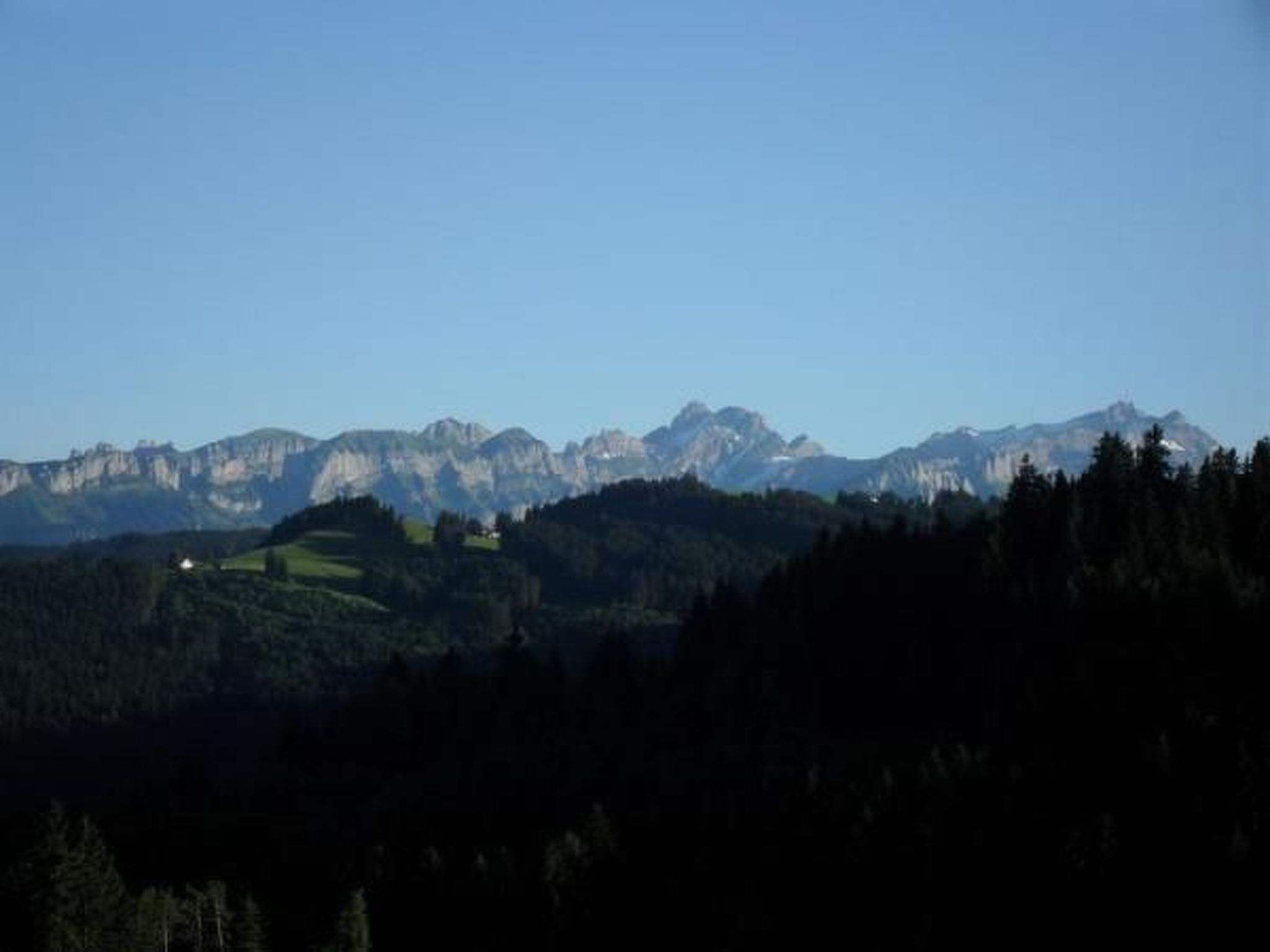 Un paisaje montañoso con cielo despejado.