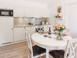 Fridge, oven, dishwasher, cookware/dishes/utensils - Charmante Ferienwohnung mit Terrasse und Pool by Interhome (Armissan)