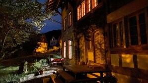 Un bâtiment de style européen traditionnel, doté d’une cour intérieure, de sièges en plein air et d’une entrée bien éclairée.