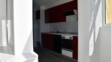 Kühlschrank, Ofen, Geschirrspüler, Kochgeschirr/Geschirr/Besteck