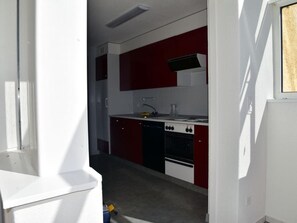 Kühlschrank, Ofen, Geschirrspüler, Kochgeschirr/Geschirr/Besteck