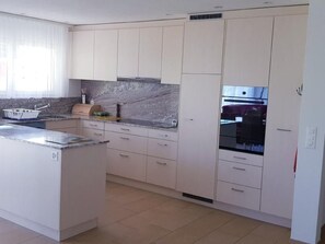 Refrigerador, horno, lavavajillas y utensilios de cocina 