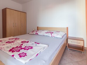 Ein Schlafzimmer mit einem Bett, einem Nachttisch und einem Kleiderschrank.