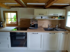 Refrigerador, horno, lavavajillas y utensilios de cocina 