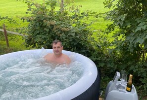 Tina de hidromasaje al aire libre