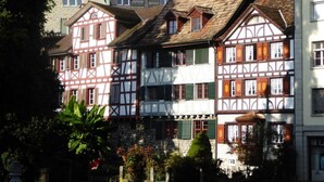 Il s’agit d’un bâtiment traditionnel à colombages, doté de plusieurs étages, de murs en pierre et d’un toit à forte pente.