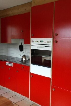 Réfrigérateur, four, batterie de cuisine, vaisselle et ustensiles