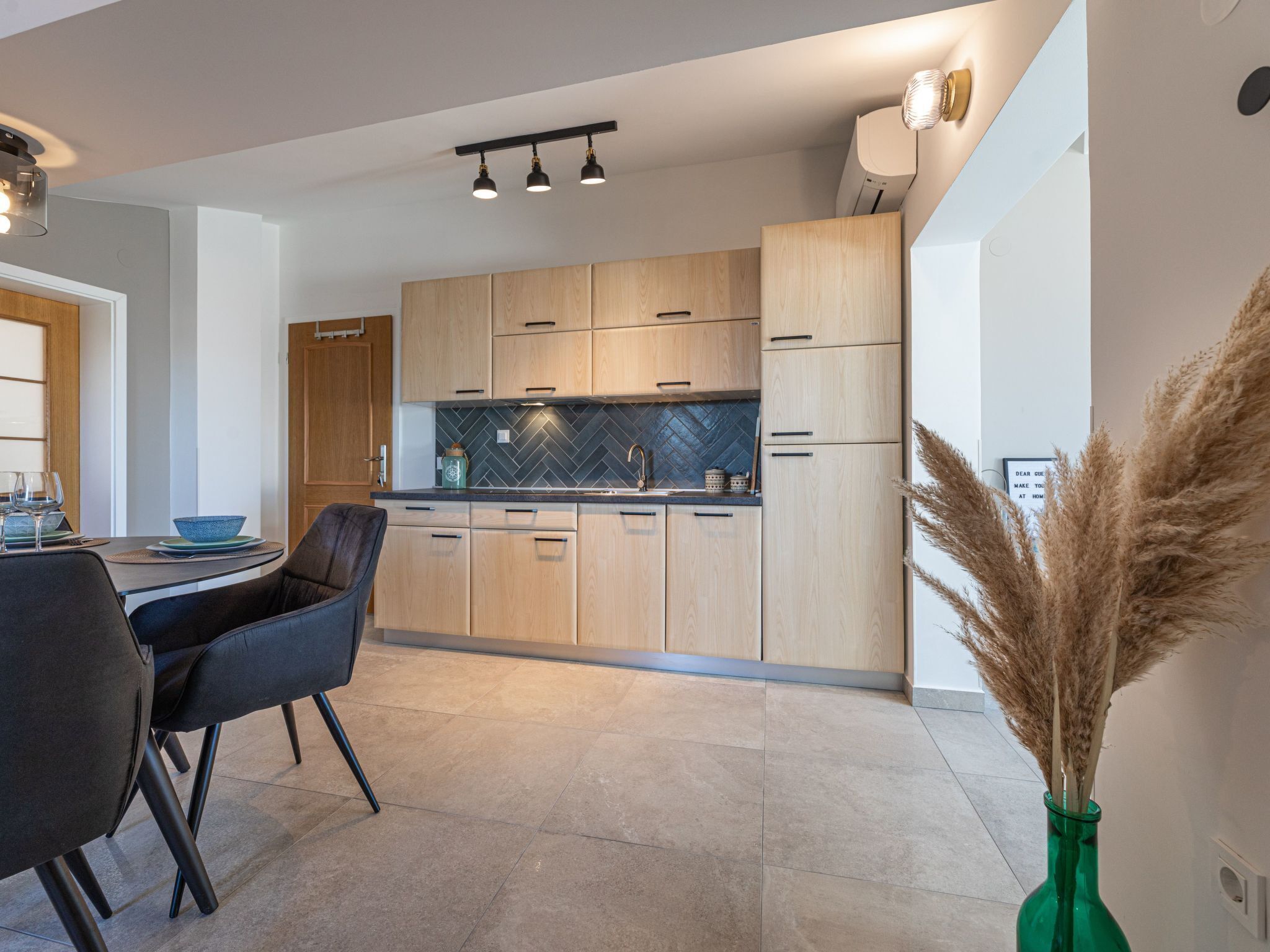 Refrigerador, microondas, lavavajillas y utensilios de cocina 