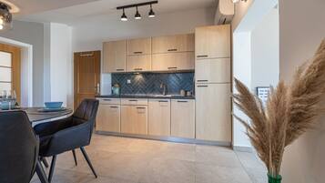 Refrigerador, microondas, lavavajillas y utensilios de cocina