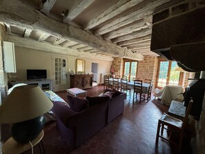 TV, caminetto, lettore DVD