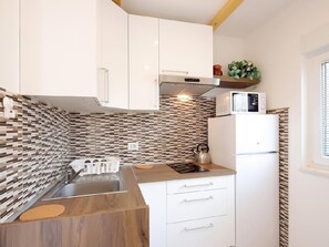 Kühlschrank, Mikrowelle, Kochgeschirr/Geschirr/Besteck