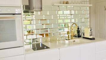 Fridge, oven, dishwasher, cookware/dishes/utensils