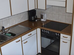 Kühlschrank, Ofen, Kochgeschirr/Geschirr/Besteck