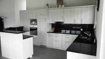 Kühlschrank, Ofen, Geschirrspüler, Kochgeschirr/Geschirr/Besteck