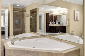 Douche, baignoire Ă jets, serviettes fournies