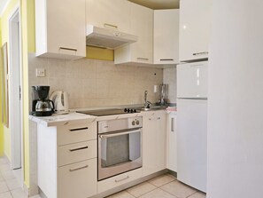 Kühlschrank, Ofen, Kochgeschirr/Geschirr/Besteck