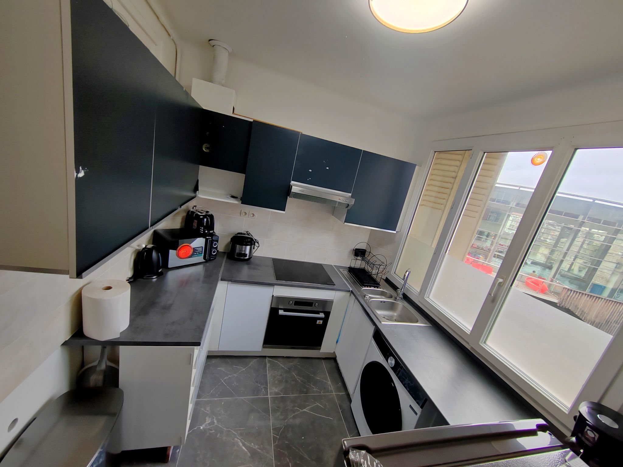 Réfrigérateur, micro-ondes, four