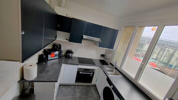 Réfrigérateur, micro-ondes, four