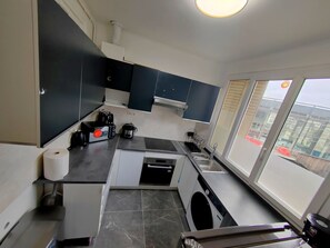 Réfrigérateur, micro-ondes, four