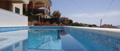 Et oppvarmet basseng