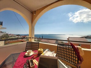 Outdoor dining - Beheiztes Schwimmbad, Familienappartement mit Meerblick by Interhome (Trogir/Okrug Donji)
