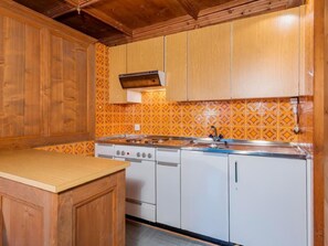 Réfrigérateur, four, batterie de cuisine, vaisselle et ustensiles