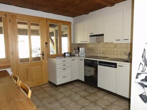 ثلاجة، فرن، غس الة أطباق، مستلزمات طهي/أطباق/أوعية