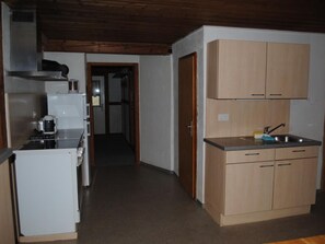 Fridge, oven, dishwasher, cookware/dishes/utensils