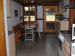 Kühlschrank, Ofen, Geschirrspüler, Kochgeschirr/Geschirr/Besteck