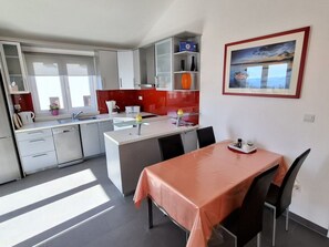 Kühlschrank, Mikrowelle, Ofen, Geschirrspüler
