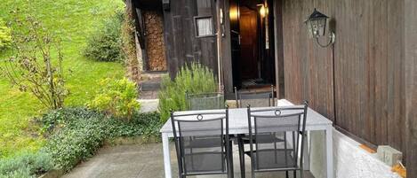 تناول الطعام بالخارج