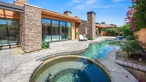 A modern house with a swimming pool, stone pillars, and a glass conservatory. - Marvelous 4-bed resort style house with panoramic Mountain Views in La Quinta (La Quinta)
