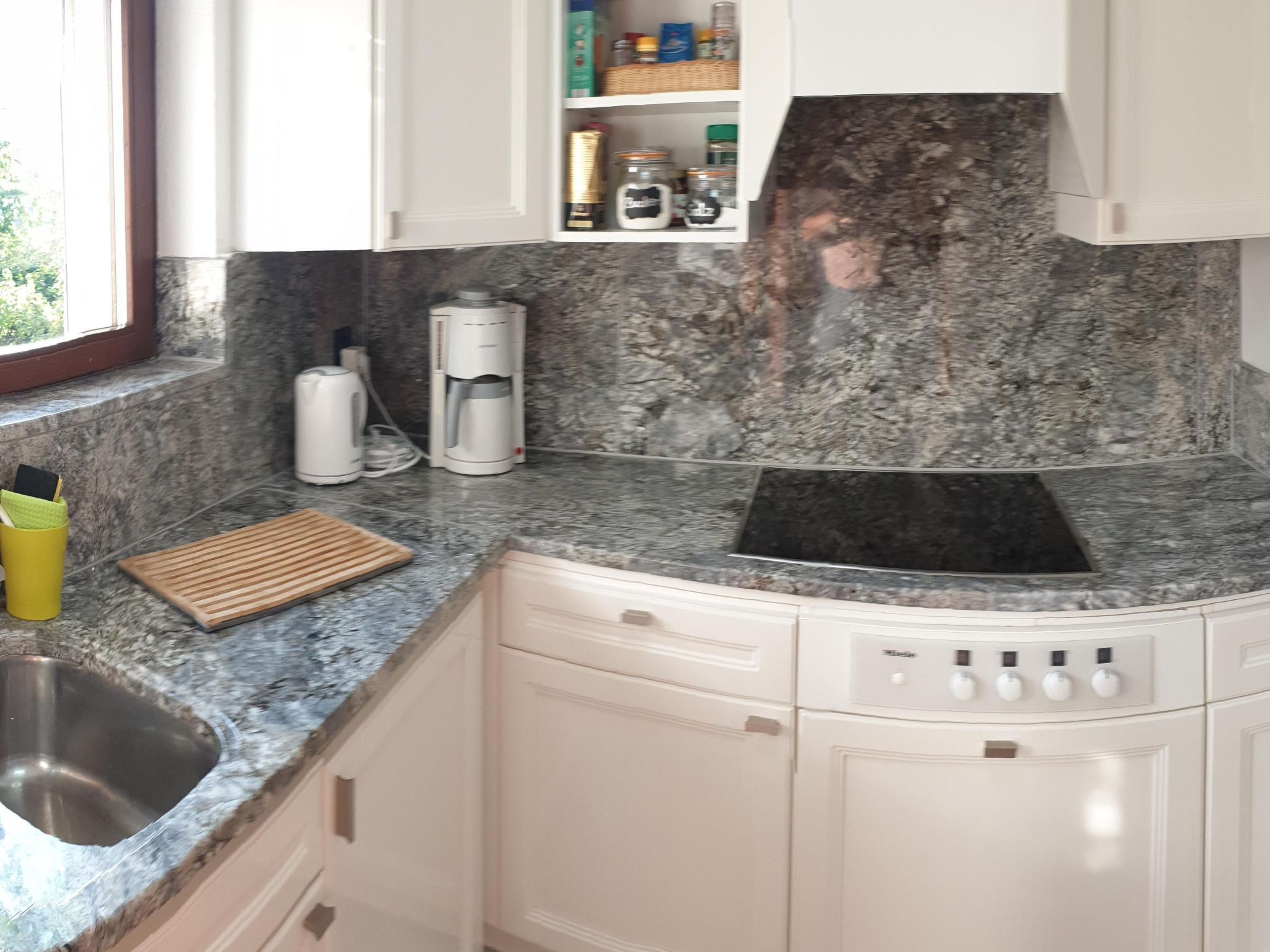 Kühlschrank, Mikrowelle, Ofen, Geschirrspüler