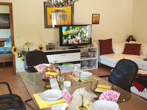 Een televisie en een dvd-speler