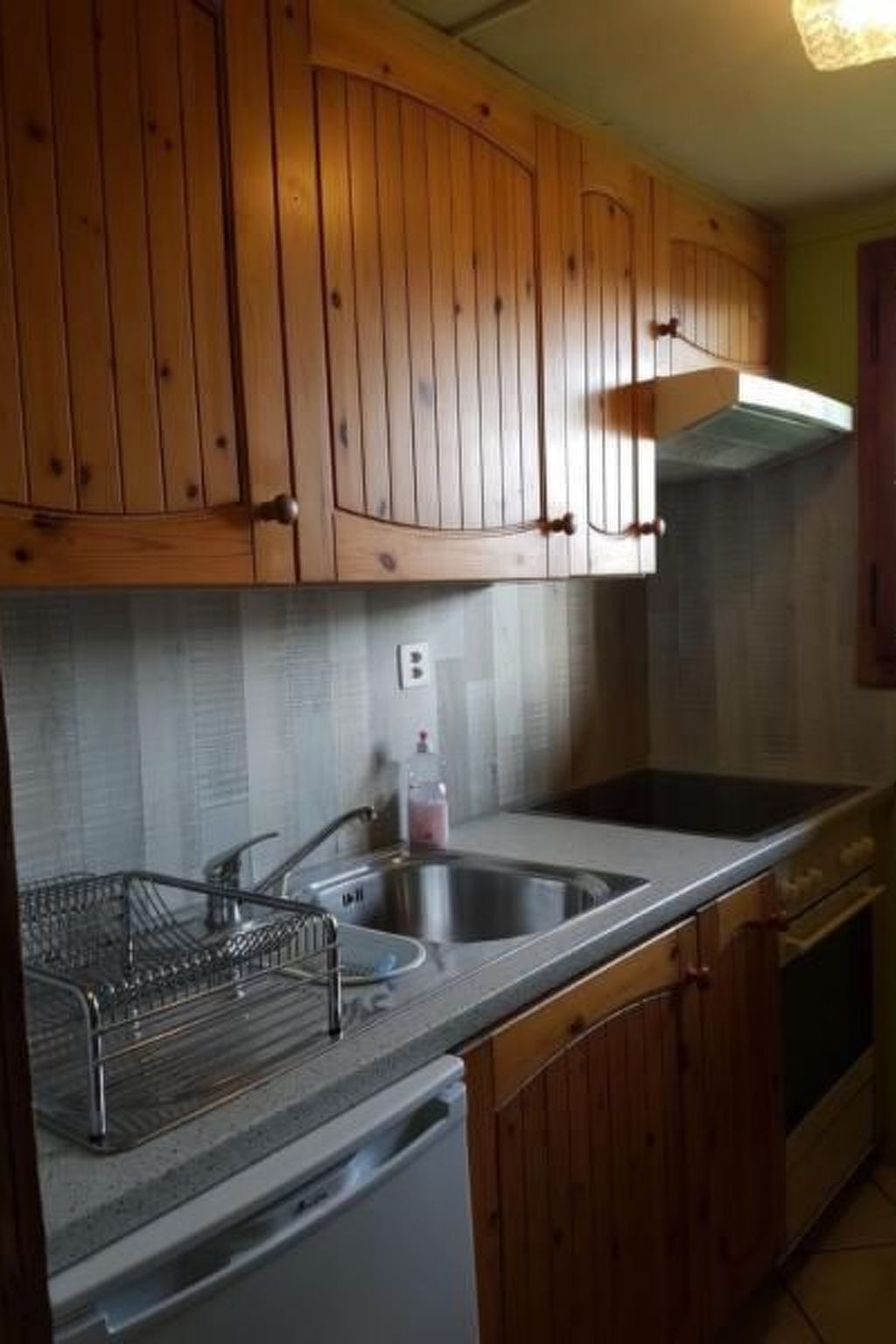 Kjøleskap, ovn og kjøkkenutstyr