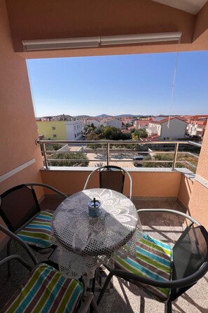 Outdoor dining - Wohnung "Ivić 4" by Interhome (Srima)