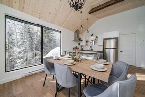 Fridge, microwave, oven, stovetop - Elys 9: Le Massif, Hot Tub, Terrace & Forest Views (Baie-Saint-Paul)