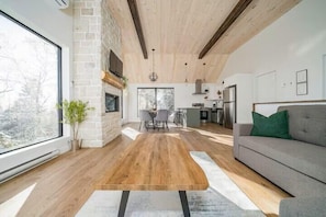 Smart TV - Elys 9: Le Massif, Hot Tub, Terrace & Forest Views (Baie-Saint-Paul)