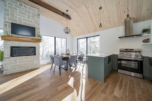 Coffee/tea maker, fridge, microwave, oven - Elys 9: Le Massif, Hot Tub, Terrace & Forest Views (Baie-Saint-Paul)